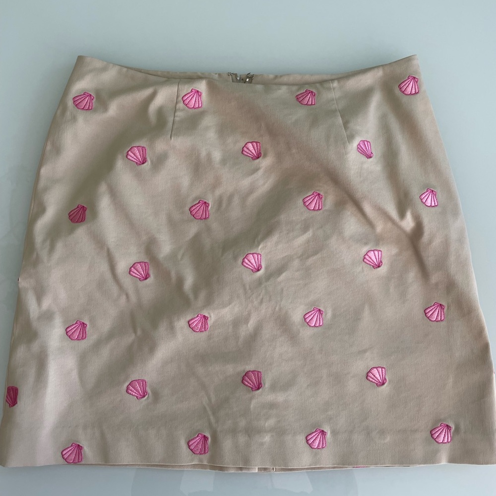 🐚Vintage Lilly Pulitzer. Rare mini skirt. Khaki with embossed pink shells.